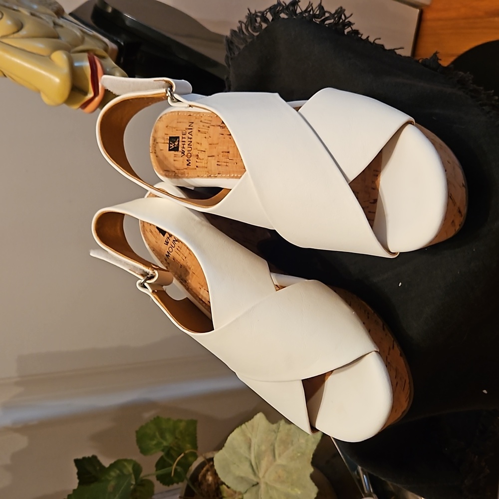 NWOT White Mountain White Wedge Sandal